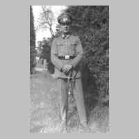 050-0022 Aktiver Soldat Kurt Gudde aus Koddien am Anfang seiner Ausbildung bei der Reichswehr im Garten seines Elternhauses.jpg